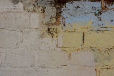 Beyaz ve kırmızı tuğlalı eski tuğla duvar. Soyulmuş alçılı eski tuğla duvar, grunge arkaplan