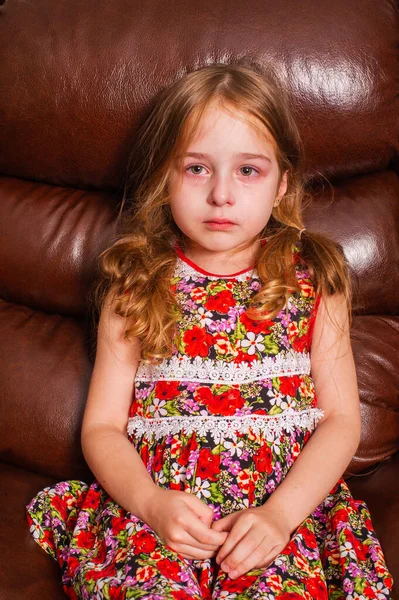 Trauriges Kleines Mädchen Auf Einem Sessel Sitzend Das Kleine Mädchen — Stockfoto