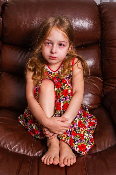 Fetiţă Tristă Stând Fotoliu Fetiţa Stă Într Fotoliu Din Piele — Fotografie, imagine de stoc