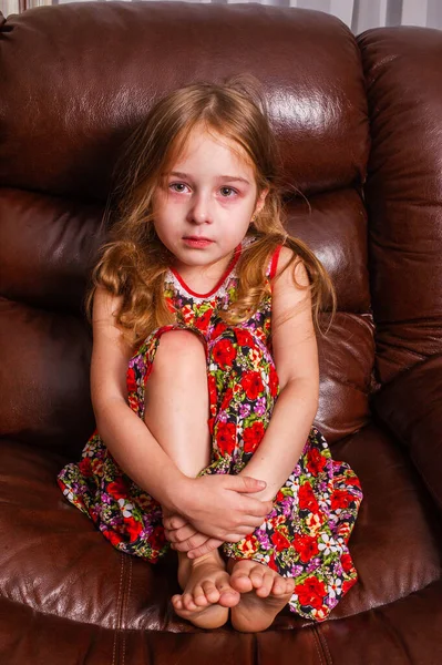 可怜的小女孩坐在扶手椅上 小女孩坐在皮革扶手椅上哭着 — 图库照片