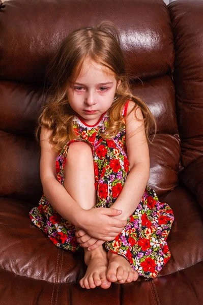 Грустная Маленькая Девочка Сидит Кресле Маленькая Девочка Сидит Кожаном Кресле — стоковое фото