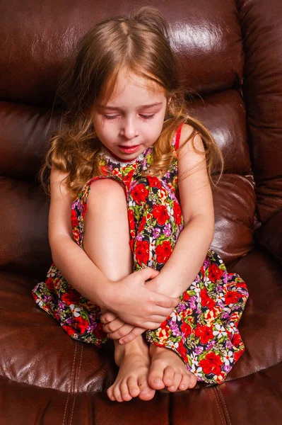 Trauriges Kleines Mädchen Auf Einem Sessel Sitzend Das Kleine Mädchen — Stockfoto