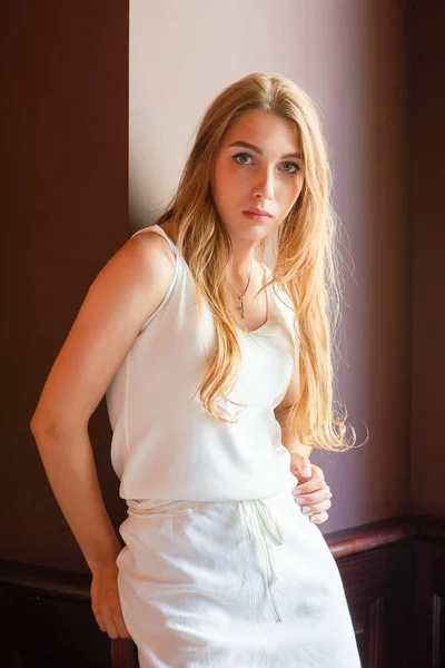 Yaşam Tarzı Konsepti Kahverengi Saçlı Beyaz Elbiseli Bir Kafedeki Kız — Stok fotoğraf
