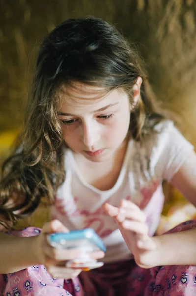 Teenager Mädchen Schlafanzug Blickt Auf Das Telefon Teenie Mädchen Mit — Stockfoto