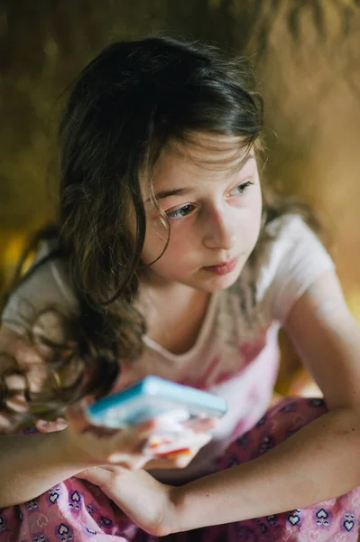 Teenager Mädchen Schlafanzug Blickt Auf Das Telefon Teenie Mädchen Mit — Stockfoto