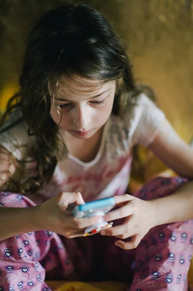 Teenager Dívka Pyžamu Podívá Telefon Dospívající Dívka Smartphone Lůžko — Stock fotografie