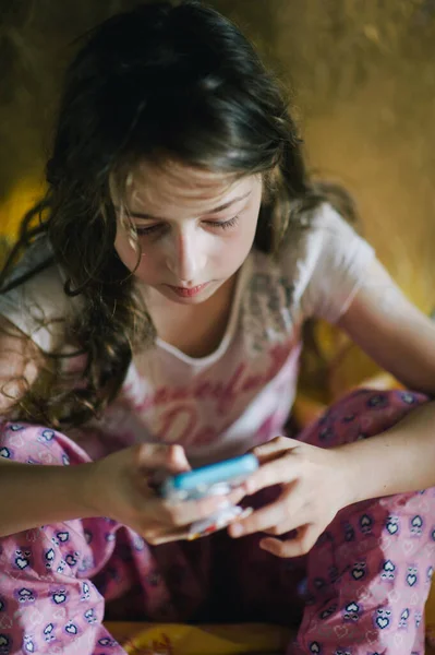 Teenager Mädchen Schlafanzug Blickt Auf Das Telefon Teenie Mädchen Mit — Stockfoto