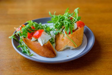 Kirazlı, domatesli, roka peynirli sandviç.