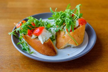 Kirazlı, domatesli, roka peynirli sandviç.