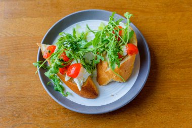 Kirazlı, domatesli, roka peynirli sandviç.