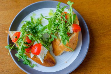 Kirazlı, domatesli, roka peynirli sandviç.