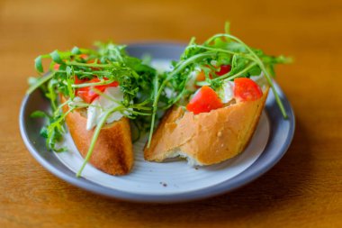 Kirazlı, domatesli, roka peynirli sandviç.