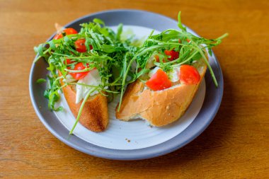 Kirazlı, domatesli, roka peynirli sandviç.