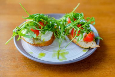 Kirazlı, domatesli, roka peynirli sandviç.