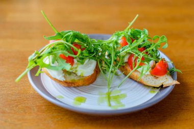 Kirazlı, domatesli, roka peynirli sandviç.