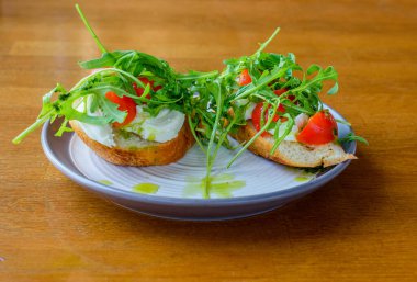 Kirazlı, domatesli, roka peynirli sandviç.