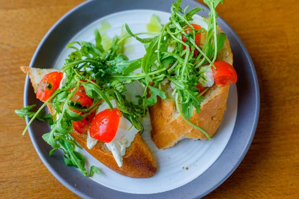 Sandwiches Mit Kirschtomaten Rucola Und Käse — Stockfoto