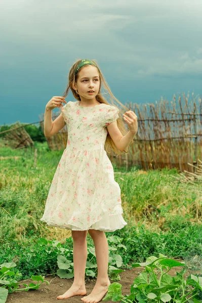 Chica Romántica Aire Libre Hermosa Adolescente Soplando Pelo Largo Adolescente — Foto de Stock