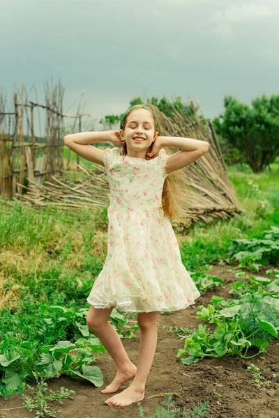 Chica Romántica Aire Libre Hermosa Adolescente Soplando Pelo Largo Adolescente — Foto de Stock