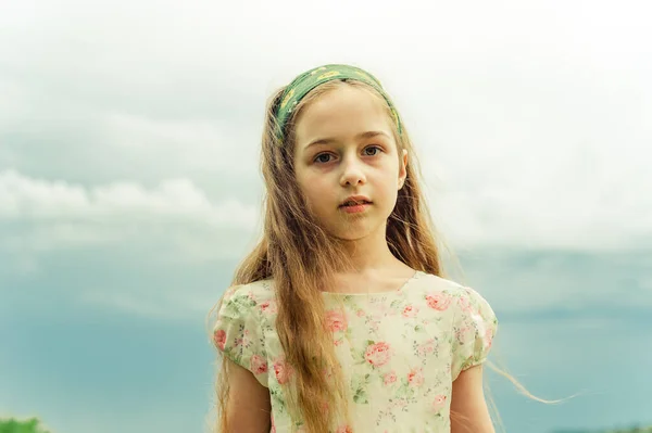 Chica Romántica Aire Libre Hermosa Adolescente Soplando Pelo Largo Adolescente — Foto de Stock