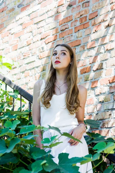 Portret Van Een Mooi Stijlvol Meisje Dat Door Straat Loopt — Stockfoto