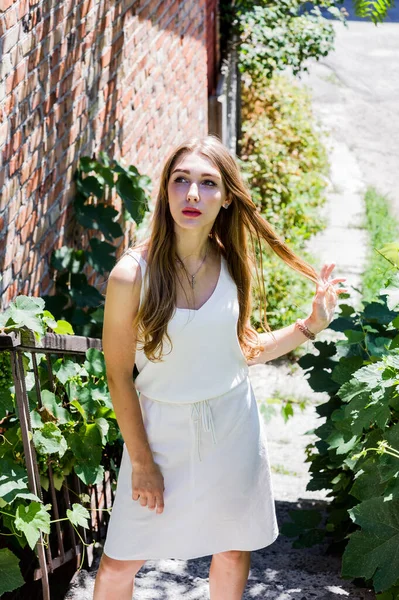 Retrato Una Hermosa Chica Elegante Caminando Por Calle Chica Vestido —  Fotos de Stock