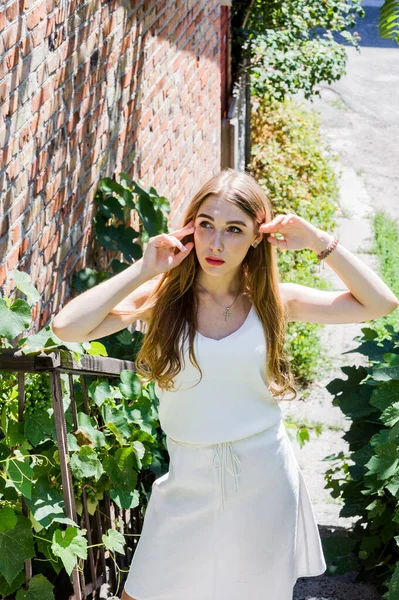 Retrato Bela Menina Elegante Andando Pela Rua Menina Vestido Branco — Fotografia de Stock