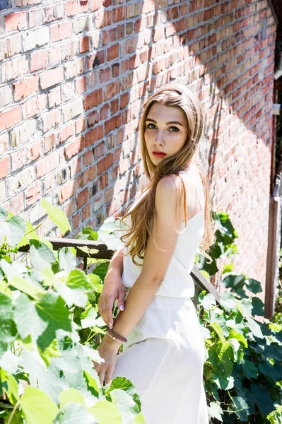 Potret Gadis Cantik Bergaya Berjalan Jalan Girl White Dress Summer — Stok Foto