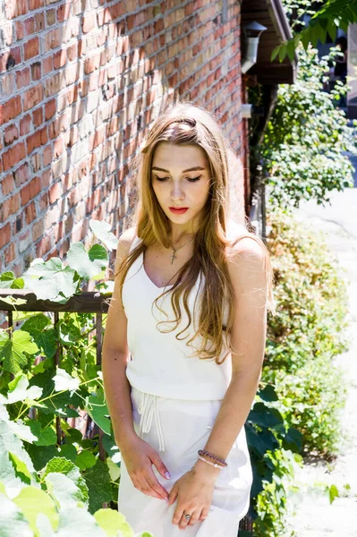 Potret Gadis Cantik Bergaya Berjalan Jalan Girl White Dress Summer — Stok Foto