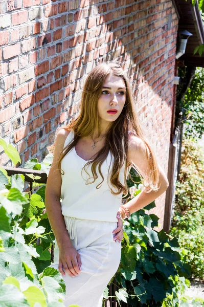 通りを歩いて美しいスタイリッシュな女の子の肖像画 夏に白いドレスの女の子 — ストック写真