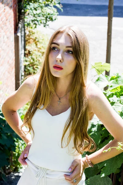 Retrato Bela Menina Elegante Andando Pela Rua Menina Vestido Branco — Fotografia de Stock