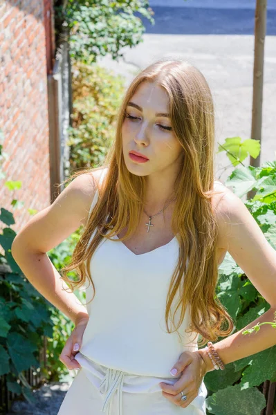 Retrato Una Hermosa Chica Elegante Caminando Por Calle Chica Vestido —  Fotos de Stock