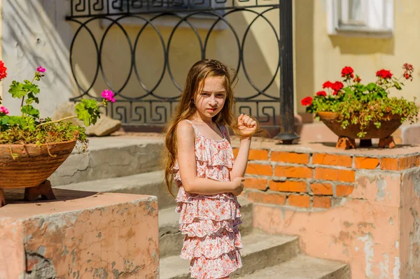 Modelo Camina Por Ciudad Adolescente Con Vestido Flores Calle Verano — Foto de Stock