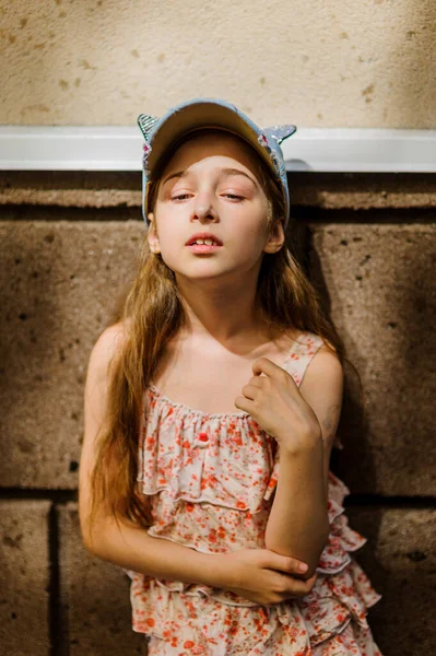 Μοντέλο Περπατήστε Στην Πόλη Έφηβη Κοπέλα Ένα Λουλουδάτο Φόρεμα Στο — Φωτογραφία Αρχείου