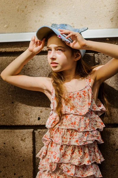 Μοντέλο Περπατήστε Στην Πόλη Έφηβη Κοπέλα Ένα Λουλουδάτο Φόρεμα Στο — Φωτογραφία Αρχείου