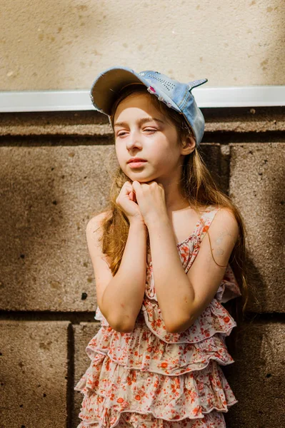 Modelo Camina Por Ciudad Adolescente Con Vestido Flores Calle Verano —  Fotos de Stock