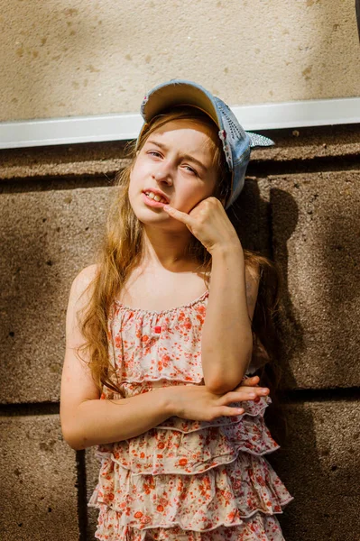 Vorbild Spazieren Sie Durch Die Stadt Teenager Mädchen Geblümten Kleid — Stockfoto