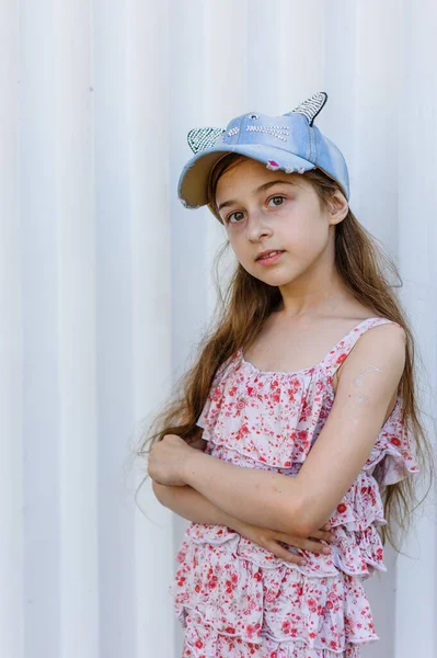 Modelo Caminhe Pela Cidade Menina Adolescente Vestido Florido Rua Verão — Fotografia de Stock