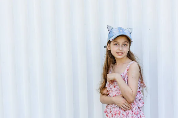 Model Projděte Městě Teenage Dívka Květovaných Šatech Ulici Létě — Stock fotografie