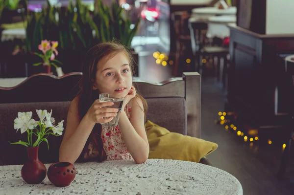 Adorável Menina Bebendo Água Copo Menina Com Copo Água Café — Fotografia de Stock