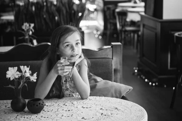 Schattig Klein Meisje Dat Water Drinkt Uit Een Glas Meisje — Stockfoto