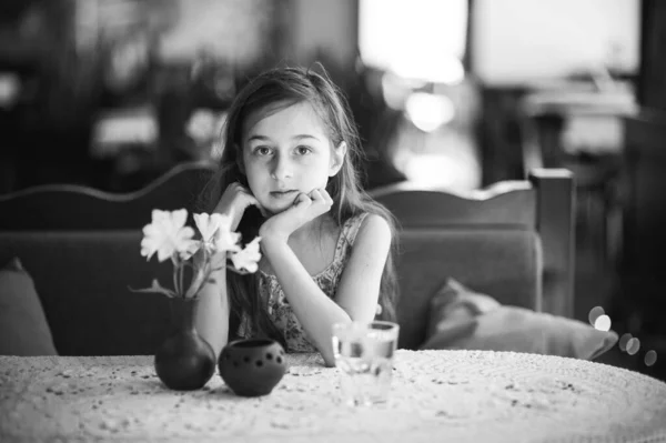 Очаровательная Девочка Пьет Воду Стакана Маленькая Девочка Стаканом Воды Кафе — стоковое фото