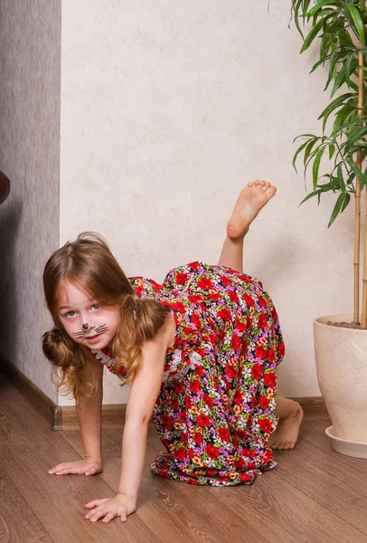 植物と家でかわいい女の子のブロンドの肖像画 家で花のドレスの女の子 — ストック写真