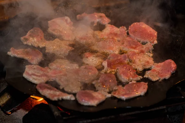 新鮮なカットベーコンはキャンプファイヤーの上で調理されています 肉は火の上の鍋で揚げられる — ストック写真