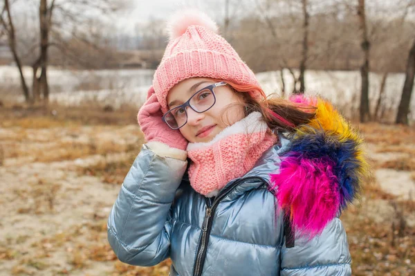 Mladá Krásná Žena Zimním Oblečení Dospívající Dívka Bundě Klobouku Školní — Stock fotografie