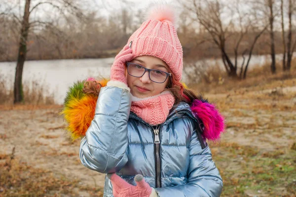 Młoda Piękna Kobieta Zimowym Ubraniu Nastolatka Kurtce Kapeluszu Dziewczyna Wieku — Zdjęcie stockowe