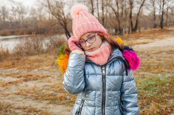 Tânără Frumoasă Îmbrăcată Haine Iarnă Adolescentă Jachetă Pălărie Fata Vârstă — Fotografie, imagine de stoc