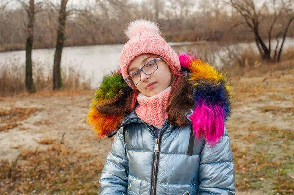穿着冬衣的年轻漂亮的女人 穿着夹克和帽子的少女 学龄女孩 — 图库照片