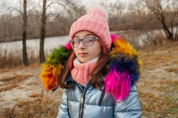 Mladá Krásná Žena Zimním Oblečení Dospívající Dívka Bundě Klobouku Školní — Stock fotografie