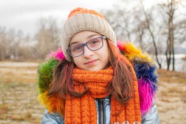 Mladá Krásná Žena Zimním Oblečení Dospívající Dívka Bundě Klobouku Školní — Stock fotografie